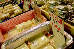 自家製モチ売り場